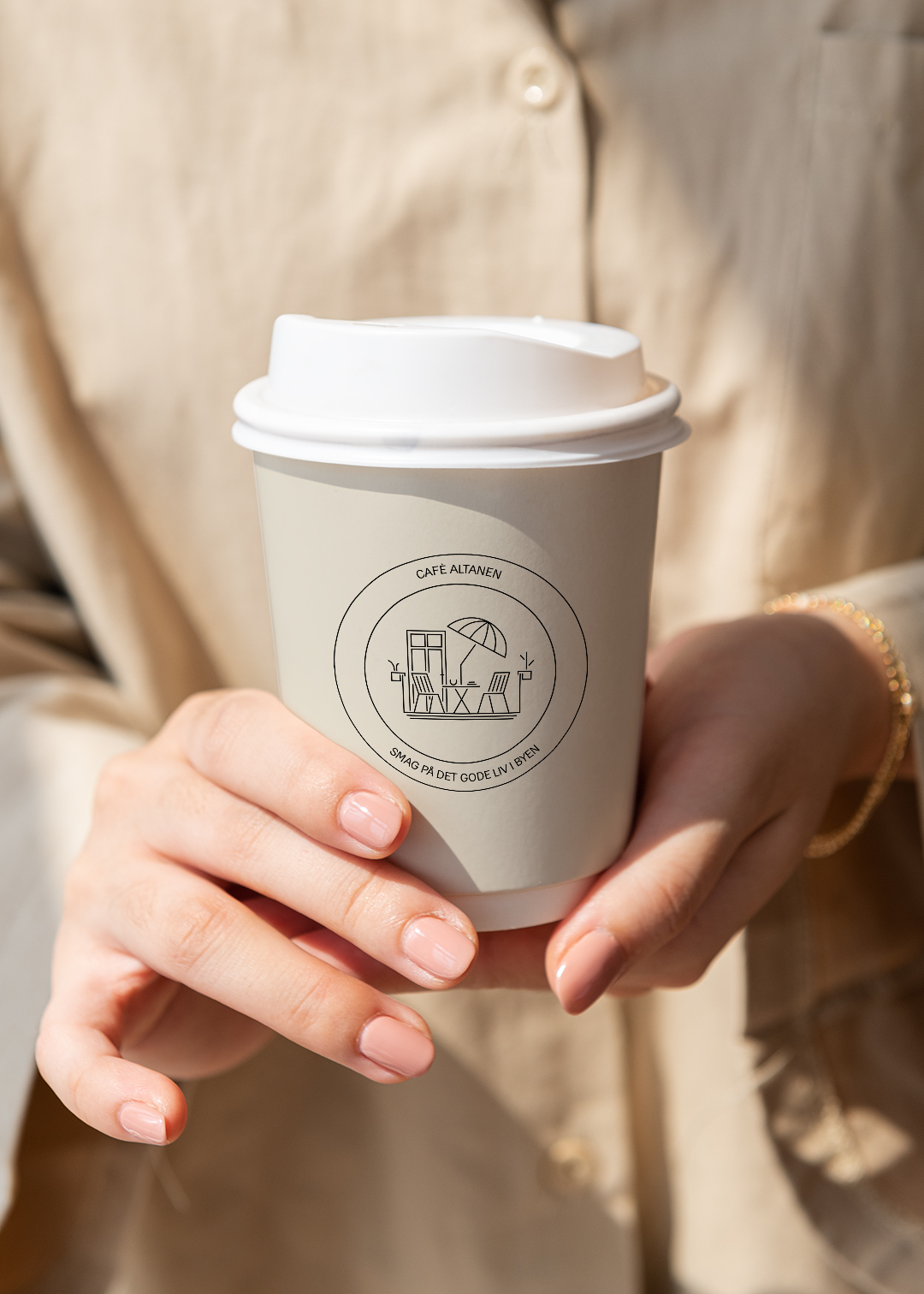 Kaffekop togo mockup med Café altanen logo, klistermærke, grafisk design, logodesign